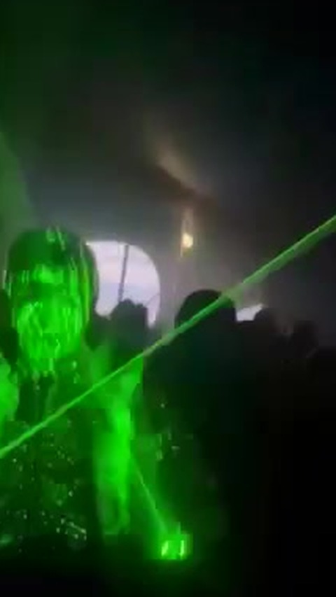 Lumosz mit grünem Laserlicht direkt im Gesicht