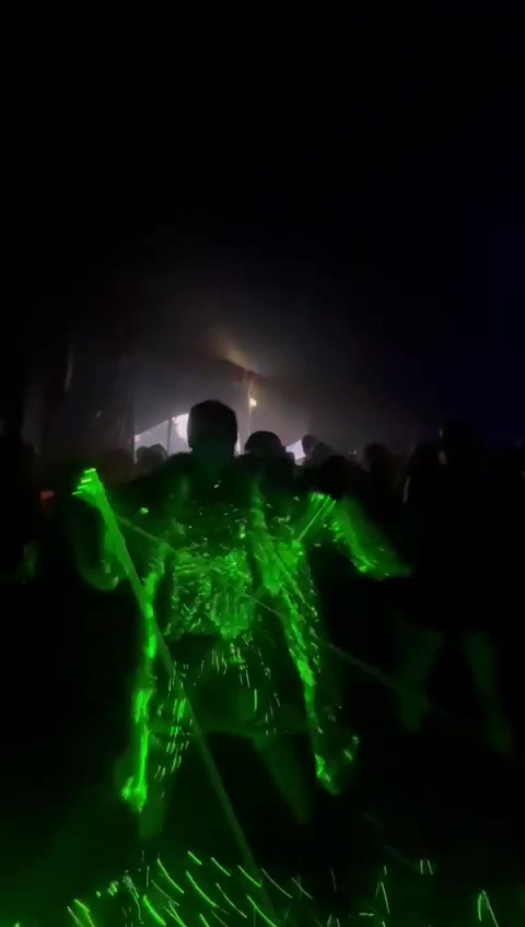 Lumosz mitten im Publikum, Laserlicht direkt auf dem Körper